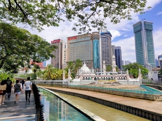 Masjid Jameh seen across the river